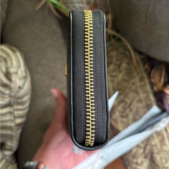 Authentic COACH 1941 Crossgrain leather zip around large wristlet - Picture 3 of 15